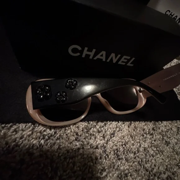 CHANEL Black and Pink Oversized Sunglasses - Picture 11 of 16